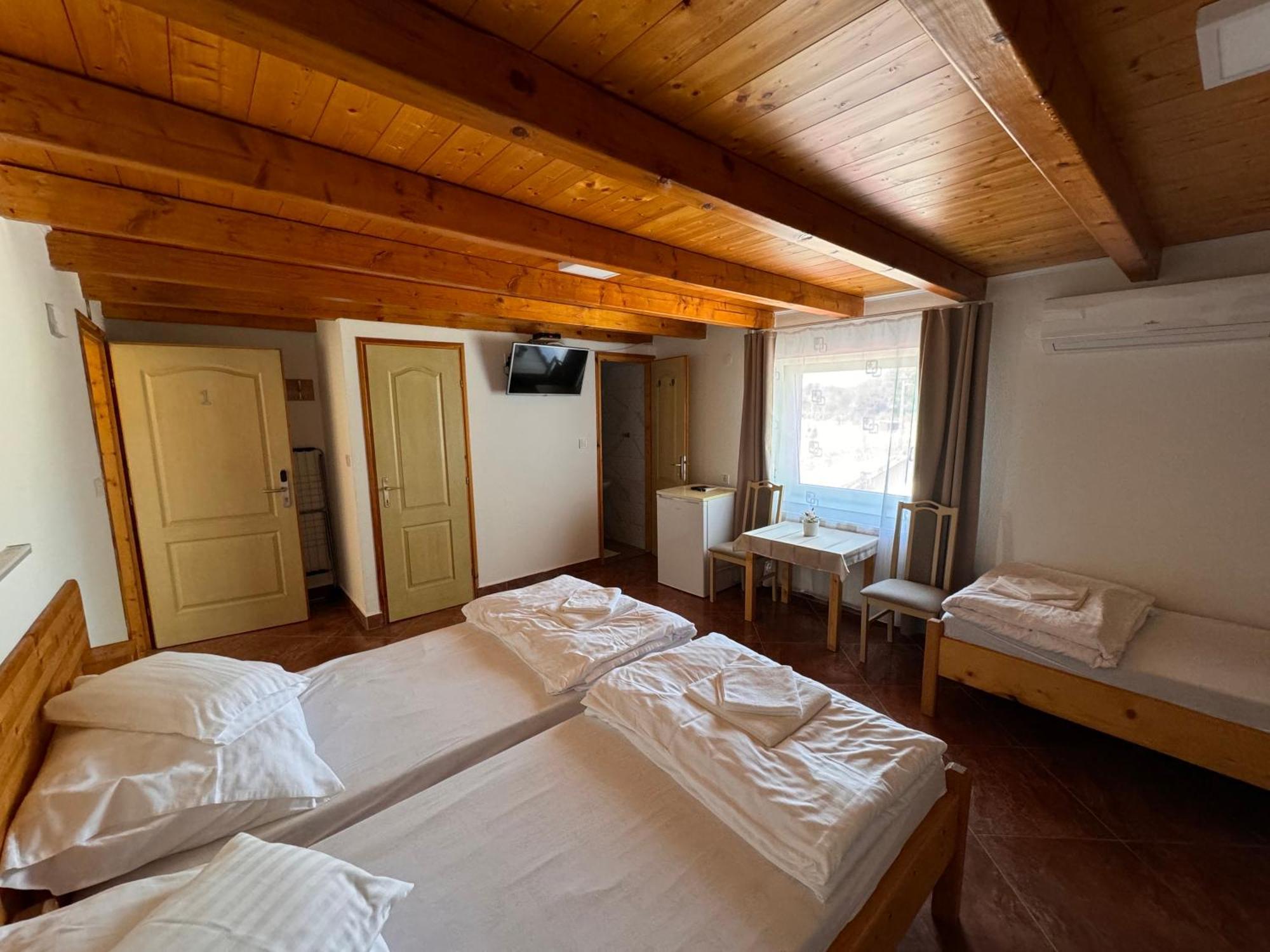 Fuerdo Panzio Bed & Breakfast Karcag Exterior photo